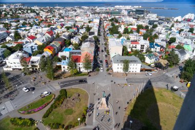 renkli evlerin Reykjavik şehir kuş görünümü.