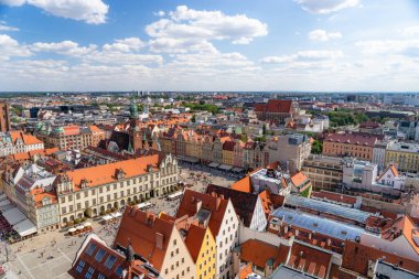 Wroclaw, Polonya, Ağustos 2019. Rynek Pazar Meydanı ile Wroclaw 'ın tarihi şehir merkezinin en iyi panoramik manzarası
