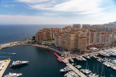 Port de Fontvieille, Monte Carlo, Monaco, Temmuz 2019. Kıymetli daireler ve limanda lüks yatlar, Monte Carlo, Monaco, Avrupa
