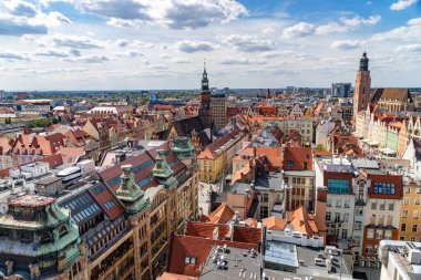 Rynek Pazar Meydanı ile Wroclaw 'ın tarihi şehir merkezinin en iyi panoramik manzarası