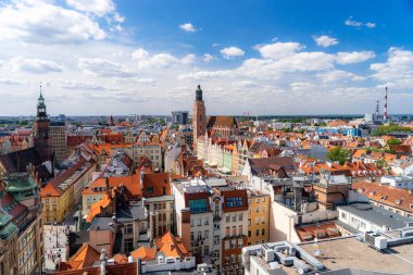 Wroclaw, Polonya, Ağustos 2019. Rynek Pazar Meydanı ile Wroclaw 'ın tarihi şehir merkezinin en iyi panoramik manzarası