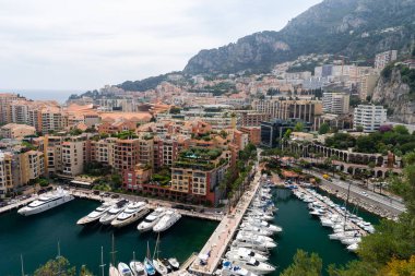 Port de Fontvieille, Monte Carlo, Monaco, Temmuz 2019. Kıymetli daireler ve limanda lüks yatlar, Monte Carlo, Monaco, Avrupa