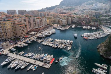Port de Fontvieille, Monte Carlo, Monaco, Temmuz 2019. Kıymetli daireler ve limanda lüks yatlar, Monte Carlo, Monaco, Avrupa