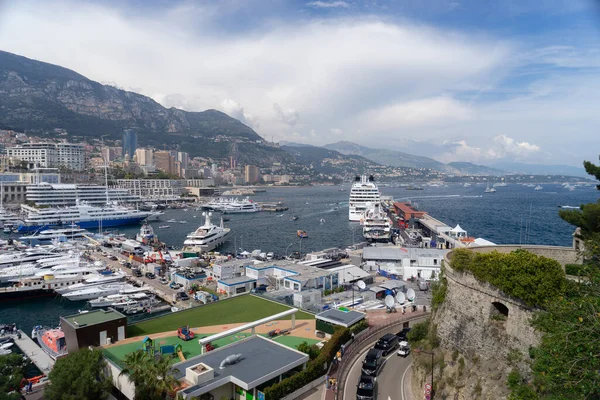 Monte Carlo Cruise Port, Jul 2019. Vista panorámica del puerto de cruceros en Montecarlo en un día de verano, Mónaco — Foto de Stock