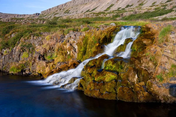 Island vodopád detailní pohled na útes bohů s dlouhou expozicí hladký pohyb vody v letní krajině — Stock fotografie