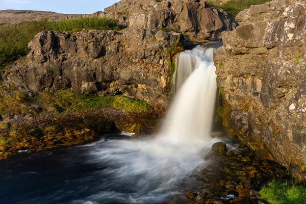 Island vodopád detailní pohled na útes bohů s dlouhou expozicí hladký pohyb vody v letní krajině — Stock fotografie