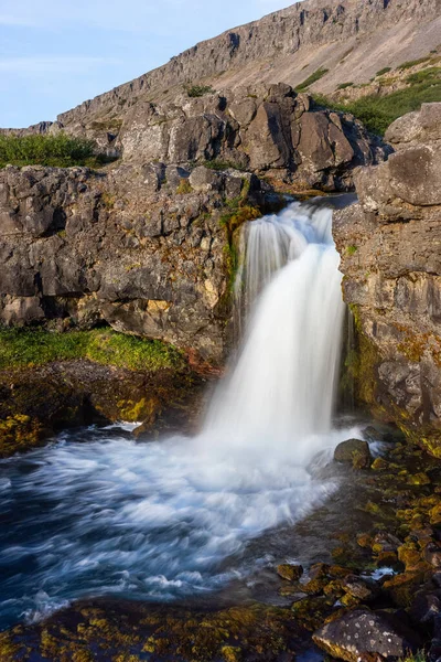 Island vodopád detailní pohled na útes bohů s dlouhou expozicí hladký pohyb vody v letní krajině — Stock fotografie