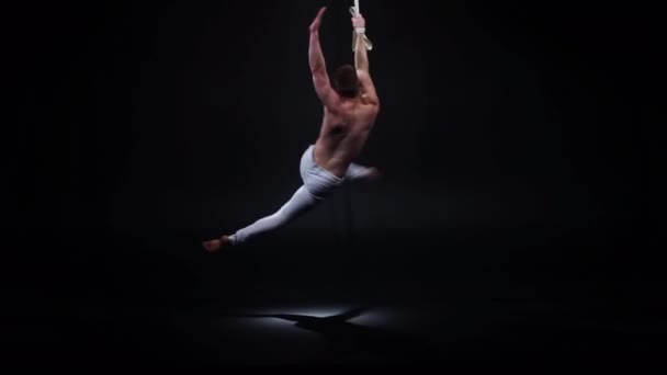 Svalnatý cirkusový umělec na vzdušných popruzích. Koncept moci, zdraví a wellness — Stock video