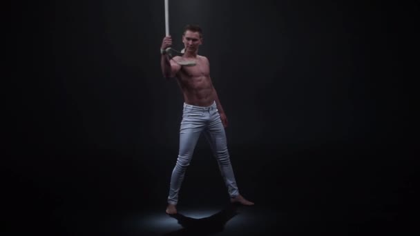 Muscular circus artist on the aerial straps. Concept of power, health and wellness — ストック動画