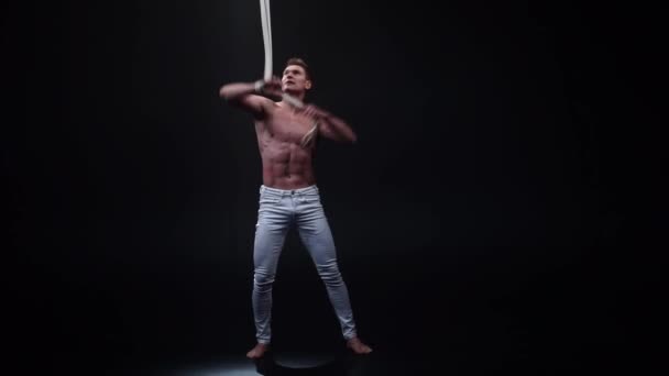 Artista de circo muscular en las correas aéreas. Concepto de poder, salud y bienestar — Vídeo de stock