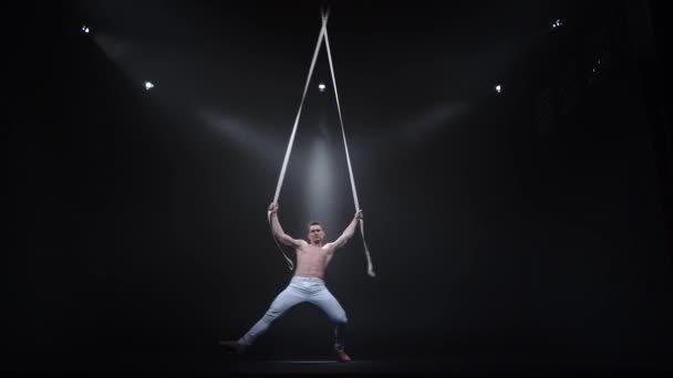 4k Muscle cirque aerialist sur les sangles aériennes en studio noir — Video