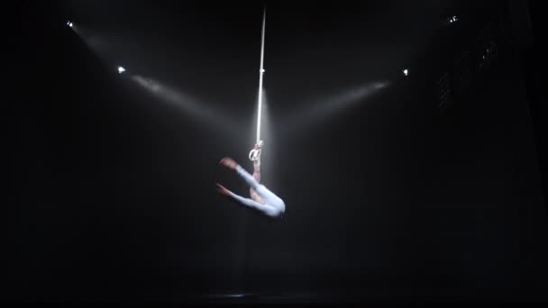 4k Aerialista de circo muscular nas alças aéreas em estúdio preto — Vídeo de Stock