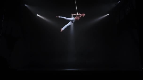 4k М'язистий цирк на повітряних ремінцях в чорній студії — стокове відео