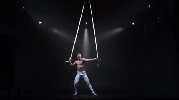 4k Muscular τσίρκο aerialist στις εναέριες ιμάντες σε μαύρο στούντιο — Αρχείο Βίντεο