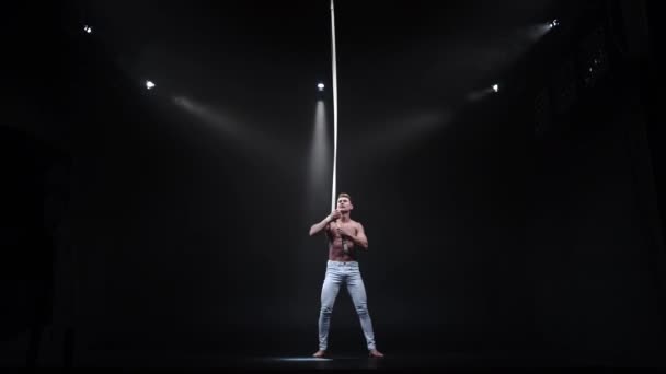 4k Muscular τσίρκο aerialist στις εναέριες ιμάντες σε μαύρο στούντιο — Αρχείο Βίντεο