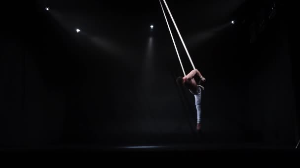 4k Muscle cirque aerialist sur les sangles aériennes en studio noir — Video