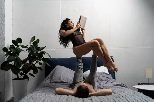 Casal passar tempo juntos lendo livro e fazendo equilíbrio acrobático em casa. conceito de auto-desenvolvimento e criatividade . — Fotografia de Stock