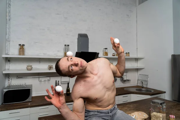 厨房煮鸡蛋的肌肉男人的创造性照片 — 图库照片