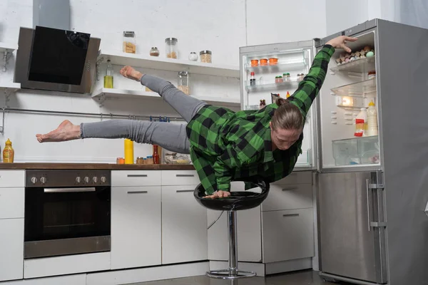 Homme musclé équilibrant sur une main dans la cuisine. Concept de mode de vie sain et d'alimentation biologique — Photo