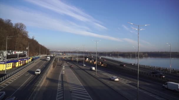 Kiew, Ukraine, 11. März. Blick von der U-Bahn-Brücke über den Dnjepr mit Autos auf der Straße — Stockvideo