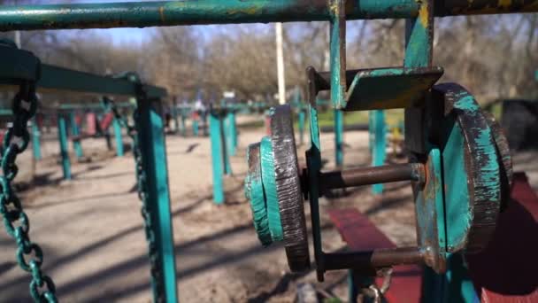 Peso en el gimnasio en Hydropark al aire libre. Kiev, Ucrania — Vídeos de Stock