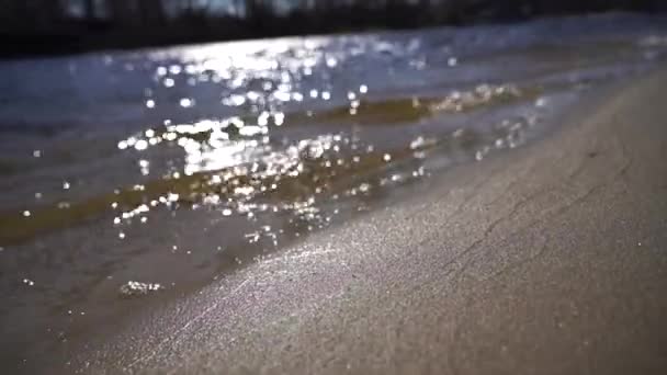 Cámara lenta de agua cristalina y arena dorada — Vídeo de stock