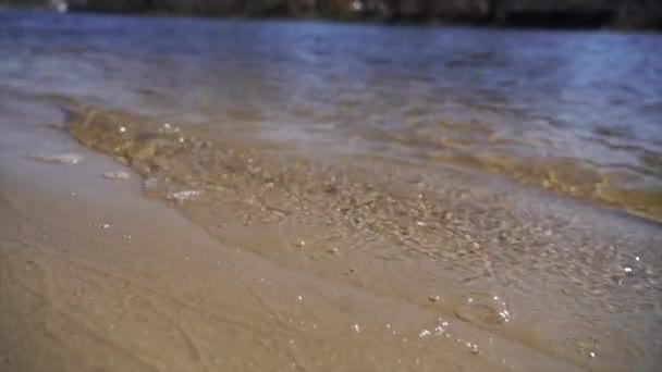 Kristal berrak su ve altın kumun yavaş hareketi — Stok video