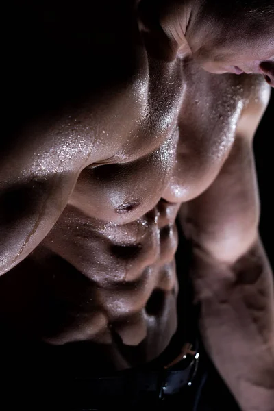 黒い背景に隔離された筋肉を示す筋肉の男。健康的なライフスタイルの概念 — ストック写真