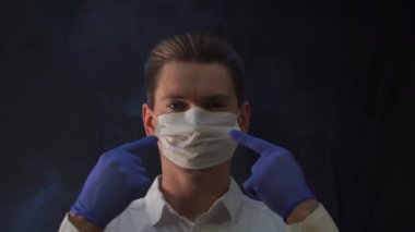 Doktor salgında solunum maskesi kullanmanın gerekli olduğunu gösteriyor.