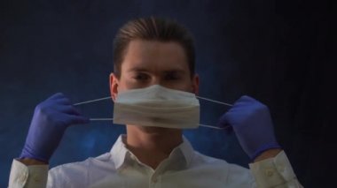 Doktor salgında solunum maskesi kullanmanın gerekli olduğunu gösteriyor.