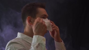 Doktor salgında solunum maskesi kullanmanın gerekli olduğunu gösteriyor.