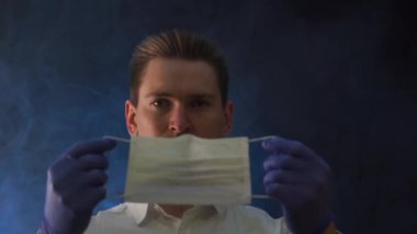 Doktor salgında solunum maskesi kullanmanın gerekli olduğunu gösteriyor.