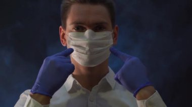 Doktor salgında solunum maskesi kullanmanın gerekli olduğunu gösteriyor.