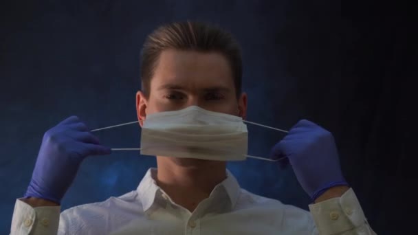 Il medico dimostra che è necessario utilizzare una maschera respiratoria in un'epidemia. — Video Stock