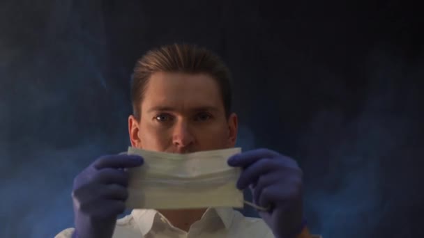 O médico mostra que é necessário usar uma máscara respiratória em uma epidemia — Vídeo de Stock