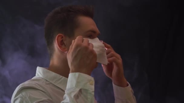 De arts toont aan dat het nodig is om een ademhalingsmasker te gebruiken in een epidemie — Stockvideo