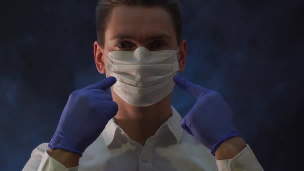 Le médecin montre qu'il est nécessaire d'utiliser un masque respiratoire dans une épidémie — Video