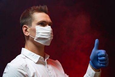 Doktor salgında solunum maskesi kullanmanın gerekli olduğunu gösteriyor.