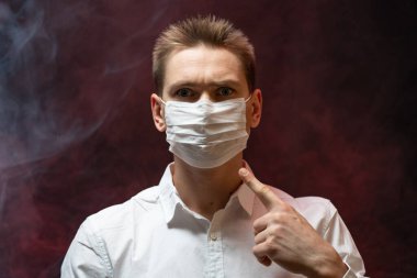 Doktor salgında solunum maskesi kullanmanın gerekli olduğunu gösteriyor.