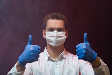 Doktor salgında solunum maskesi kullanmanın gerekli olduğunu gösteriyor.