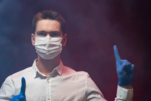 O médico mostra que é necessário usar uma máscara respiratória em uma epidemia — Fotografia de Stock