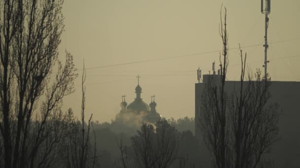 Eglise orthodoxe pendant le coucher du soleil un temps brumeux — Video