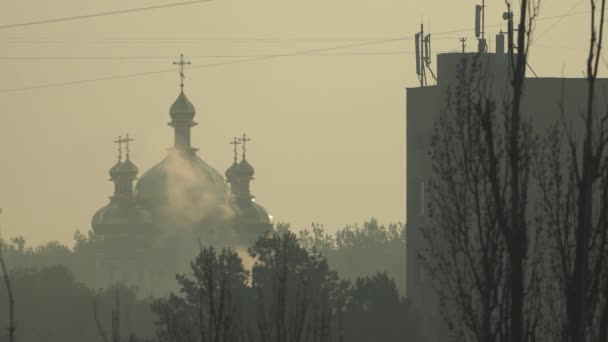 Ortodoxia iglesia durante la puesta del sol un tiempo brumoso — Vídeos de Stock