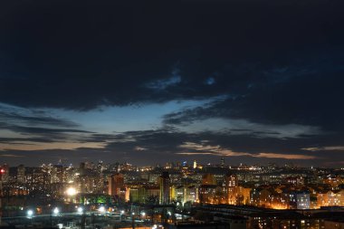 Gün batımında renkli binaların hava görüntüleri. Ukrayna, Kyiv 'de emlak ve konut. güvenli kasaba 