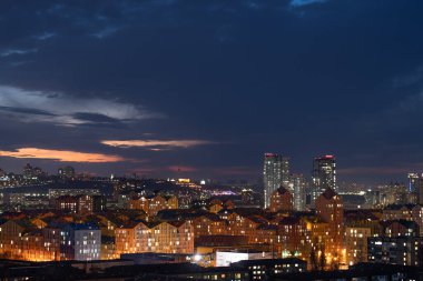 Gün batımında renkli binaların hava görüntüleri. Ukrayna, Kyiv 'de emlak ve konut. güvenli kasaba 