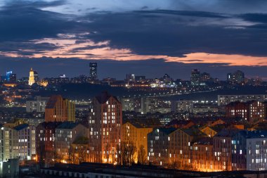 Gün batımında renkli binaların hava görüntüleri. Ukrayna, Kyiv 'de emlak ve konut. güvenli kasaba 