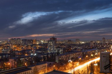 Gün batımında renkli binaların hava görüntüleri. Ukrayna, Kyiv 'de emlak ve konut. güvenli kasaba 