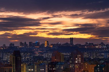 Gün batımında renkli binaların hava görüntüleri. Ukrayna, Kyiv 'de emlak ve konut. güvenli kasaba 