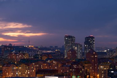 Gün batımında renkli binaların hava görüntüleri. Ukrayna, Kyiv 'de emlak ve konut. güvenli kasaba 