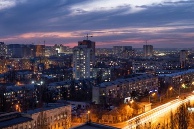 Gün batımında renkli binaların hava görüntüleri. Ukrayna, Kyiv 'de emlak ve konut. güvenli kasaba 